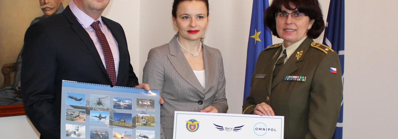 Jednatel SKY Promotion Milan ROUDNÝ, ředitelka marketingu Omnipolu Marika PŘENOSILOVÁ a brigádní generálka Lenka ŠMERDOVÁ při předání symbolického šeku Jednatel SKY Promotion Milan ROUDNÝ, ředitelka marketingu Omnipolu Marika PŘENOSILOVÁ a brigádní generálka Lenka ŠMERDOVÁ při předání symbolického šeku