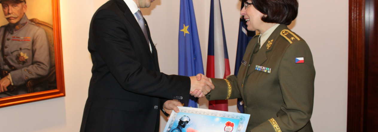Generální ředitel společnosti ČEPRO, a.s. Jan DUSPĚVA předává šek předsedkyni Vojenského fondu solidarity brigádní generálce Lence ŠMERDOVÉ Generální ředitel společnosti ČEPRO, a.s. Jan DUSPĚVA předává šek předsedkyni Vojenského fondu solidarity brigádní generálce Lence ŠMERDOVÉ