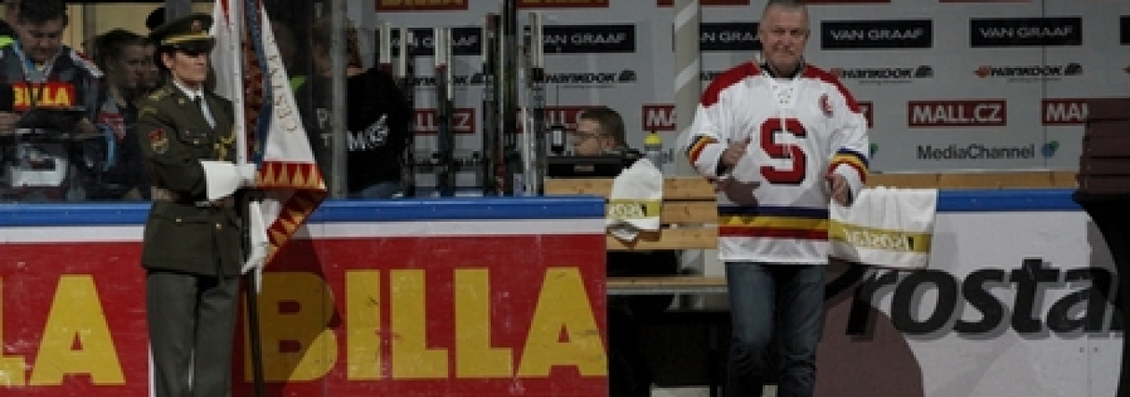 Jiří Hrdina předával dárky za hokejový klub HC Sparta Praha. Jiří Hrdina předával dárky za hokejový klub HC Sparta Praha.