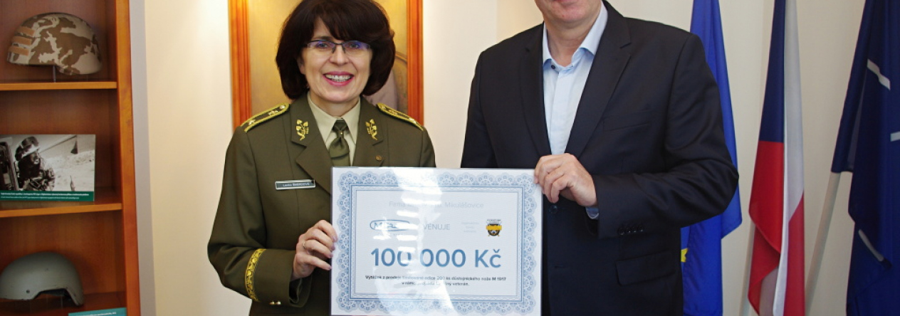 generalka_lenka_smerdova_prebira_sek_na_100000_korun._spoluprace_s_mikovem_bude_probihat_i_v_nasledujicich_letech.jpg