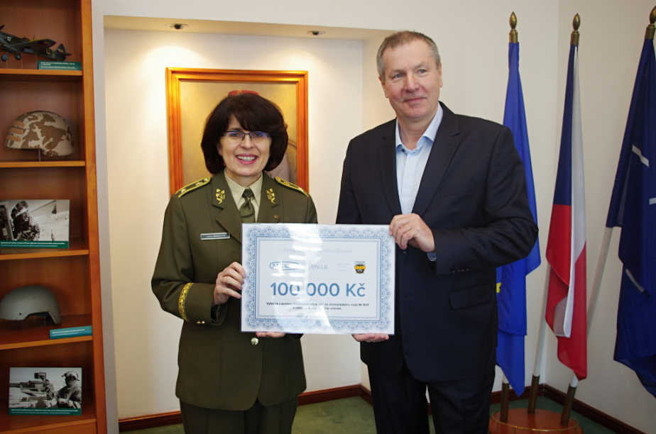 generalka_lenka_smerdova_prebira_sek_na_100000_korun._spoluprace_s_mikovem_bude_probihat_i_v_nasledujicich_letech.jpg