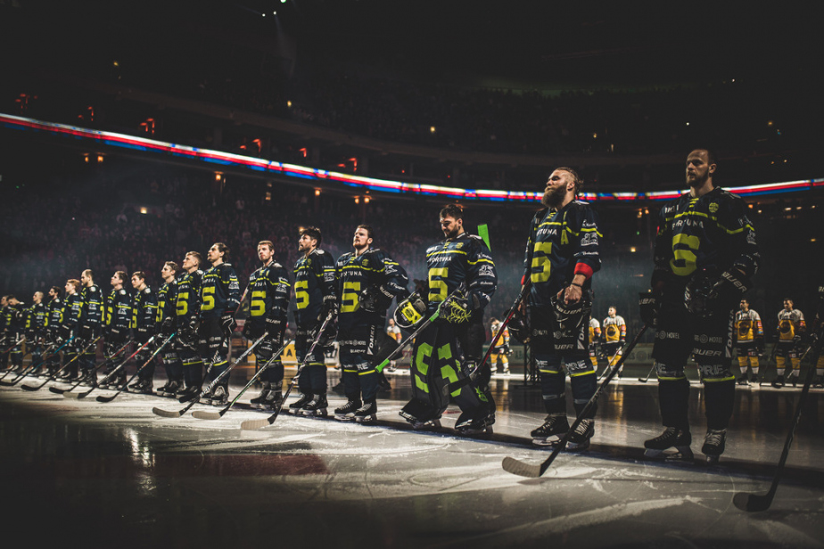 hraci-hc-sparta-praha-nastoupili-ve-specialnich-dresech.jpg