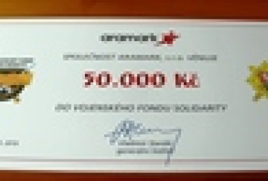 Šek v hodnotě 50 000,- Kč věnovaný společností Aramark, s. r. o. Autor: kpt. Tomáš Maruščák, OdKV, KaGŠ