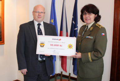 předsedkyně výboru VFS brigádní generálka Lenka Šmerdová a zástupce společnosti Aramark Petr Linka