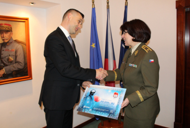 Generální ředitel společnosti ČEPRO, a.s. Jan DUSPĚVA předává šek předsedkyni Vojenského fondu solidarity brigádní generálce Lence ŠMERDOVÉ