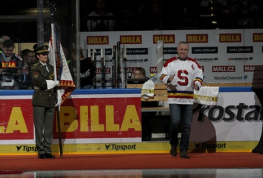 Jiří Hrdina předával dárky za hokejový klub HC Sparta Praha.