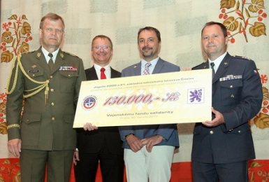 V Národním památníku na Vítkově v rámci připomínky Dne ozbrojených sil převzali šek od velitele letecké základy Čáslav Petra Tománka a předsedy Jagello 2000 náměstek ministra obrany Daniel Koštoval a náčelník Generálního štábu Josef Bečvář Autor: Marie Křížová