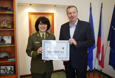 generalka_lenka_smerdova_prebira_sek_na_100000_korun._spoluprace_s_mikovem_bude_probihat_i_v_nasledujicich_letech.jpg