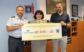 Velitel 21. zTL plukovník Petr Tománek a předseda Jagello 2000 Zbyněk Pavlačík při předání šeku předsedkyni výboru Vojenského fondu solidarity brigádní generálce Lence Šmerdové. Autor: kpt. Hana Havrdová.