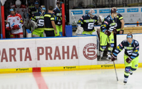 Hokejisté HC Sparta Praha nastoupili k zápasu v dresech, kterými tradičně vzdávají hold těm, kteří pro nás nasazují životy Autor: Miroslav Šindelář