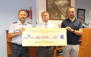 Velitel 21. zTL plukovník Petr Tománek a předseda Jagello 2000 Zbyněk Pavlačík při předání šeku řediteli Domova důchodců v Čáslavi Aleši Šorfovi. Autor: kpt. Hana Havrdová
