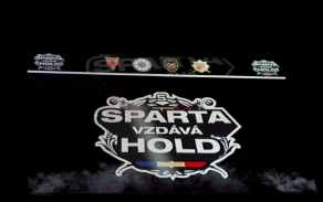 Logo zápasu Sparta vzdává hold na televizní kostce.