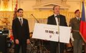 Mezi dárci nechyběl ani ministr obrany Martin Stropnický Autor: plk. Mgr. Jana Růžičková, oddělení komunikace s veřejností, Generální štáb AČR
