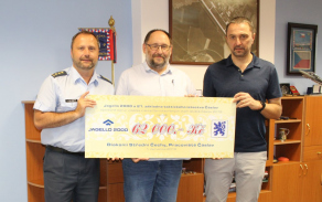 Velitel 21. zTL plukovník Petr Tománek a předseda Jagello 2000 Zbyněk Pavlačík při předání šeku řediteli Diakonie Střední Čechy Petru Dvořákovi. Autor: kpt. Hana Havrdová