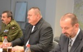Nově jmenovaný předseda VFS brig. gen. Štefan Kaleta, ředitel VFS Jiří Majkus a zástupce ředitele VFS Daniel Kováček (zleva) Autor: podplukovnice Jolana Fedorková, oddělení komunikace s veřejností, Generální štáb AČR