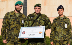 Dárcovský šek 8. října převzal zástupce Vojenského fondu solidarity npor. Lubomír Volný