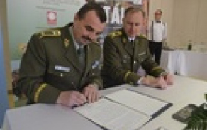 Brig. gen. Štefan Kaleta a genmjr. Jaroslav Kocián při podpisu zápisu o předání a převzetí funkce předsedy výboru VFS (zleva) Autor: podplukovnice Jolana Fedorková, oddělení komunikace s veřejností, Generální štáb AČR