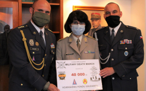 Organizátoři pochodu Military Death March při předávání šeku s předsedkyní Vojenského fondu solidarity brigádní generálkou Lenkou Šmerdovou.