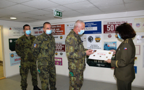 Předání symbolického šeku - výtěžku z akce Běh pro válečné veterány.