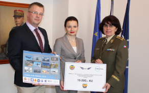 Jednatel SKY Promotion Milan ROUDNÝ, ředitelka marketingu Omnipolu Marika PŘENOSILOVÁ a brigádní generálka Lenka ŠMERDOVÁ při předání symbolického šeku