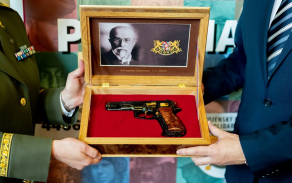 Pistole CZ 75 Republika, díky níž získal VFS částku 325 000 Kč.