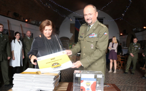 Zájemci získali první výtisky kalendáře Vojenského fondu solidarity.