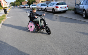 Nový vozík udělal Gábince ohromnou radost.