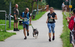 ...nebo pejskaři se svými sportovně založenými mazlíčky.