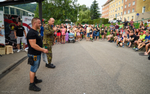 Vojenský fond solidarity, který pomáhá vojákům a jejich rodinám ocitnuvších se v těžké životní situaci, v Děčíně zastupoval plk.gšt. Jaroslav Knichal, hlavní kaplan AČR.