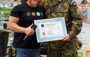 Symbolický šek pro Vojenský fond solidarity...