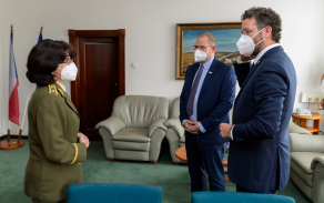 Jan Vodrážka a Václav Elman ze společnosti SSI Group mluvili o podpoře fondu s generálkou Lenkou Šmerdovou