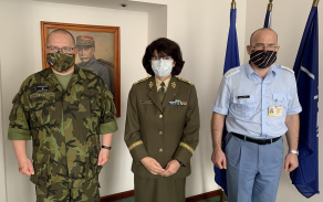 Brig.gen Lenka Šmerdová s oběma oceněnými vojáky - vrchním praporčíkem VzS AČR št.prap. Josefem Peterkou a kpt. Pavlem Kafkou při příležitosti předání Odznaku VFS.