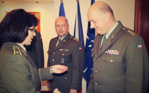 Předsedkyně výboru Vojenského fondu solidarity brig.gen. Lenka Šmerdová předává Odznak Vojenského fondu solidarity 