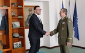 Generálmajor Štefan Kaleta přivítal ředitele společnosti Aramark, s. r. o. Vladimíra Staňka v budově Generálního štábu AČR Autor: kpt. Tomáš Maruščák, OdKV, KaGŠ