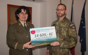 Brig.gen. Lenka Šmerdová přebírá od náčelníka SOVZ Hradiště mjr. Martina Kuny symbolický šek pro Vojenský fond solidarity.
