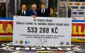 Součástí akce bylo i předání šeku, který v rámci 10. ročníku Sparta vzdává hold věnovala HC Sparta Praha na podporu nadace policistů a hasičů, Vojenského fondu solidarity a Asociace zdravotnických záchranných služeb ČR.