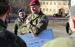 Ředitel KVV Praha plk. Roman Tkačík a vrchní praporčík AČR št.prap. Peter Smik.