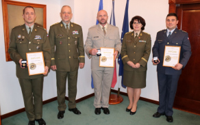 Společná fotografie ze slavnostního předání cen vítězům 1. ročníku soutěže.