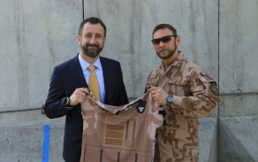 Jeden z dresů extraligových volejbalistů Kladna převzal i český velvyslanec v Afghánistánu Petr Štěpánek. Autor: archiv