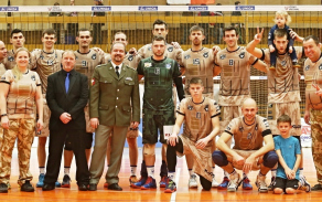 Tým extraligových volejbalistů Kladna v dresech s vojenskou kamufláží. Autor: archiv