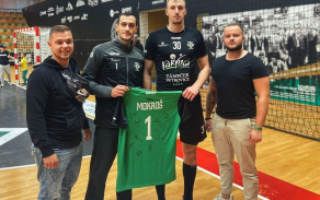 Dalším z dresů je dres Hc Baník Karviná od Petra Mokroše. Dres je podepsaný několika hráči, jako je například právě Petr Mokroš a Dominik Solák.