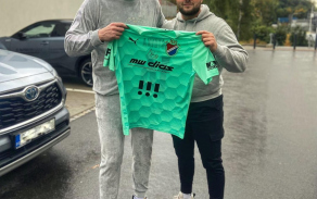 První dres podepsal a věnoval Jan Laštůvka. 