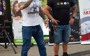 Mnozí návštěvníci akce byli jistě zvědaví i na setkání s bojovníkem MMA Karlosem "Terminátorem" Vémolou... 