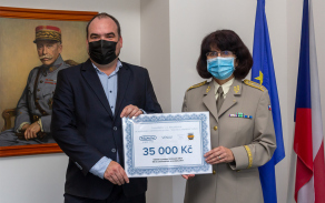 Brigádní generálka Lenka Šmerdová a ředitel prodeje firmy Mikov s.r.o. Mikulášovice Martin David.