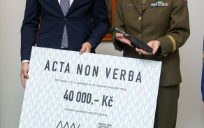 Generálka Šmerdová převzala šek za prodej nožů na podporu Vojenského fondu solidarity.