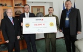 Předání šeku společností Aramark, s. r. o. ve prospěch Vojenského fondu solidarity, zleva: za společnost Aramark, s. r. o. Petr Linka, ředitel kontroly; Vladimír Staněk, generální ředitel; za GŠ AČR generálmajor Štefan Kaleta, předseda VFS; Jiří Majkus, ředitel VFS	 Autor: kpt. Tomáš Maruščák, OdKV, KaGŠ