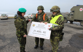Brig.gen. Lenka Šmerdová přebírá symbolický šek z rukou velitele roty mjr. Roberta Speychala a vedoucího praporčíka nrtm. Petra Švihovce.