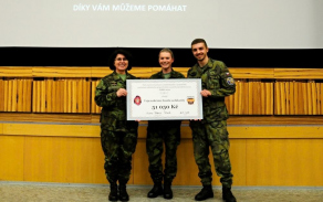 Brigádní generálka Lenka Šmerdová převzala od zástupců z Vyškova symbolický šek na částku převyšující 50 000 Kč.