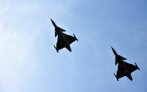 Nad areálem přelétla dvojice stíhacích letounů JAS 39 GRIPPEN. Foto: Příbramský deník