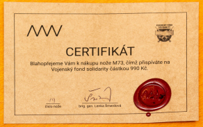 Generálka Šmerdová převzala šek za prodej nožů na podporu Vojenského fondu solidarity.